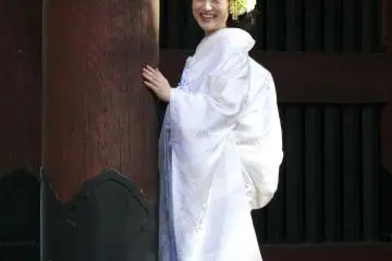 <p>Pre-wedding photos around temples are often taken in Japan. This bride was spotted at&nbsp;Myohon-ji Temple, only 5 minutes away from Kamakura&nbsp;Station</p>