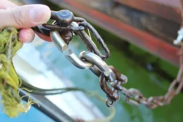 <p>A simple slide to hook the two ends of the chain will secure the swan boat into place at the pier</p>