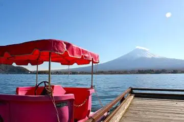 <p>This pink boat is also available for rental from Tozawa&nbsp;Center</p>