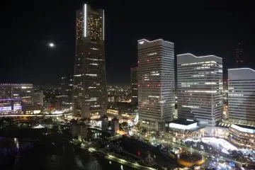 <p>Night view from 'see through' gondola - photo taken during the ride. Landmark Tower and Queens Square</p>