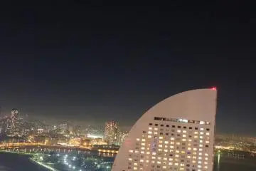 <p>Night view from 'see through' gondola - photo taken during the ride - Yokohama Grand Intercontinental Hotel&nbsp;</p>