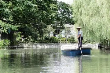 Seorang pengemudi perahu sedang berlayar kembali ke titik awal