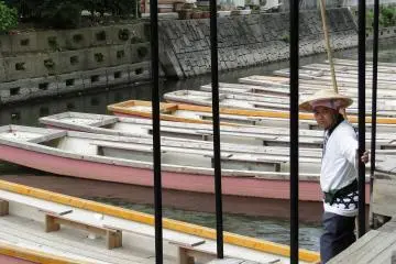 Pengemudi kapal sedang menunggu pengunjung
