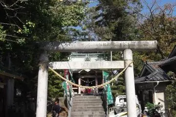 <p>The gate and entrance from the street.</p>