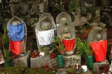 <p>small Jizo&nbsp;bosatsu statues are&nbsp;often wrapped with a red or white bib, the Japanese&nbsp;believe they protect children, pregnant women and travelers</p>