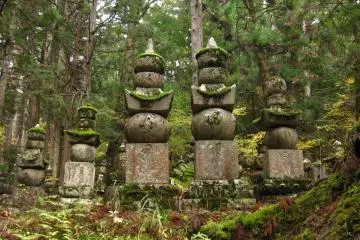 <p>"gorintos" or five-story pagodas&nbsp;of varying heights</p>