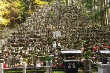 <p>Some plots at Okunoin&nbsp;are reserved for families or corporate employees.</p>