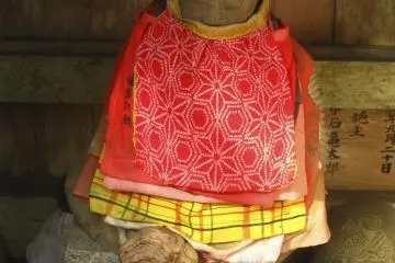 <p>In ancient times, it was believed that children who died could not go to heaven because they had caused great sorrow to their parents. Grieving parents would pray to Jizo&nbsp;and ask that their children be guided to heaven. They would wrap articles of their children&rsquo;s clothing around Jizo statues.Thus, the&nbsp;tradition of wrapping a red bib around Jizo bosatsu statues evolved&nbsp;when asking for favors for children.&nbsp;</p>