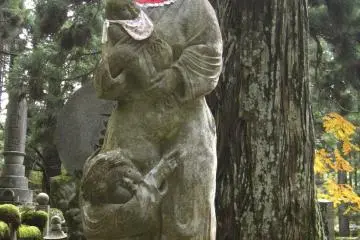 <p>mother-and-child statue</p>