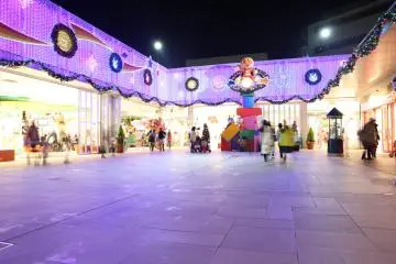 <p>Photo taken outside the souvenir shops</p>