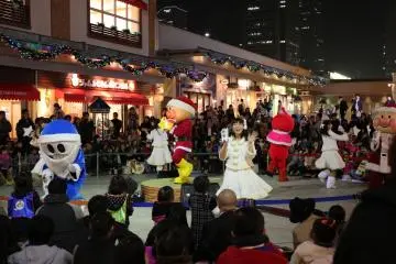 <p>Anpanman characters interacting with children</p>