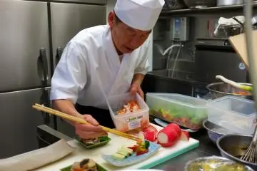 <p>Uno de los chefs prepara los platillos en la cocina</p>