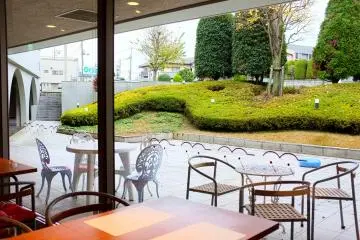 <p>Si te sientas junto a la ventana, puedes &nbsp;disfrutar una vista hacia un jard&iacute;n</p>