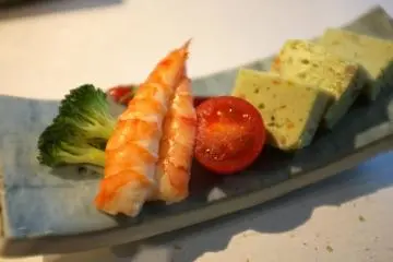 <p>Ensalada de camar&oacute;n y kamaboko</p>