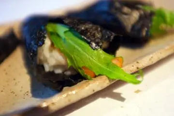 <p>El temaki se sirve con hojas frescas de mizuna</p>