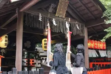 연애 성취와 자식 안산이라, 여성의 참배가 눈에 띈다