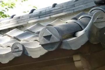 Notice the Hojo family crest (Dragon scale triangle) on the roof of the temple.