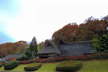 Rumah-rumah tua Jepang di Museum Desa Rakyat Osagoe dilihat dari jalan di bawah