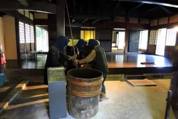 Model petani yang mengerjakan panen padi di dalam rumah