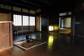 Di dalam rumah tua Jepang ini terdapat perapian irori yang dipasang di lantai kayu