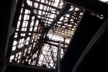 Menatap atap kerangka sebuah rumah yang sedang diperbaiki dari dalam