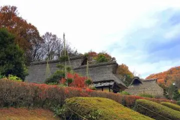 Pemandangan indah Museum Desa Rakyat Osagoe di musim gugur