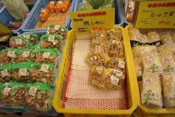 상품은 후쿠이산이 대부분이지만, 일부 현외의 상품도 줄선다