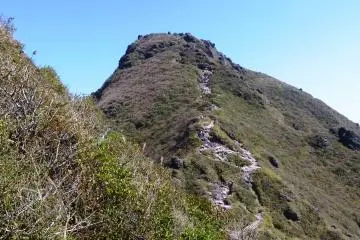 <p>Summiting either peak requires good footing and the use of chains</p>