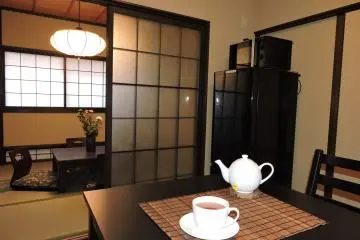 <p>찻 주전자와 컵, 컵 받침, 그리고 커피잔</p>