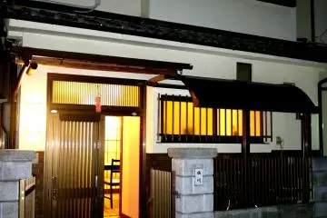 <p>밤에 밖에서 본 숙소</p>