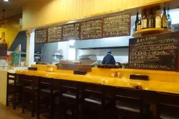 <p>The cozy counter at Uoichi</p>