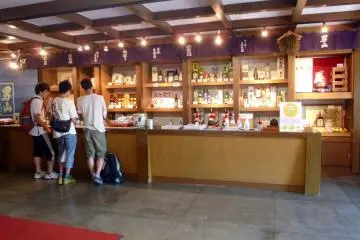 시음실. 이곳에는 보통 외국인 방문객들을 돕기 위해 영어를 사용하는 직원이 있다.