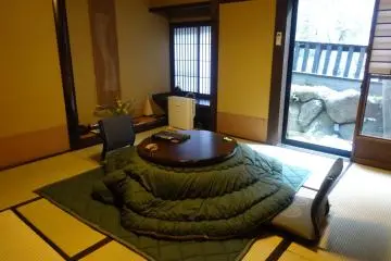 <p>Kamar dengan penghangat kotatsu di musim dingin</p>