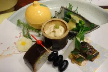 <p>Sepiring makanan pembuka di Ryokan Sanga</p>