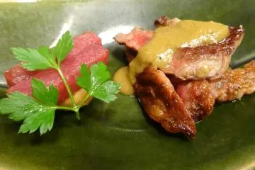 <p>Daging lokal disajikan untuk makan malam</p>