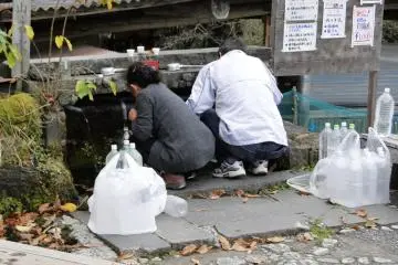 주민들은 물병에 봄의 물을 채 웁니다.