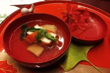 Very tasty and light fish broth with pieces of fish and fish cake (Photo: Katerina Tyutyunnyk)
