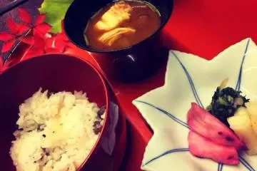 <p>Miso soup with tender tofu, Japanese pickles, and delicious rice with beans of Kyoto ivy. At this point, I could barely hold the sticks because of satiety, but Russians is not so easy to surrender!</p>