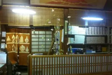 หน้าร้านเก่าแก่ที่ขายขนมปังกรอบหวานเกียวโต