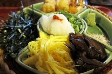 Nori seaweed, daikon radish, spring onions and other accompaniments to your noodles (Photo: <a href="https://www.flickr.com/photos/wallyg/5841620383" target="_blank" rel="noreferrer noopener nofollow">Wally Gobetz</a> / <a href="https://creativecommons.org/licenses/by-nc-nd/2.0/" target="_blank" rel="noreferrer noopener nofollow">CC BY-NC-ND 2.0</a>)