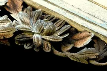 <p>Beautifully detailed woof carving on one of the temple buildings</p>