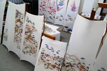 <p>Panneaux de soie peints &agrave; l'atelier de yuzen</p>