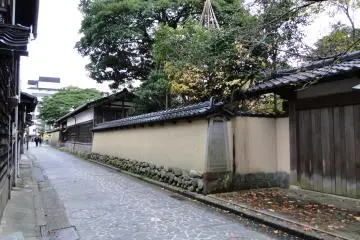 <p>In the wintertime, the mud walls here are covered in straw to protect them from the elements</p>