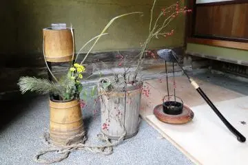 A small ikebana arrangement near the veranda of the garden's resthouse