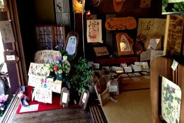 Jetez un oeil aux cadeaux en vente au Café et Galerie Saika dont la fabrication est artisanale et locale 