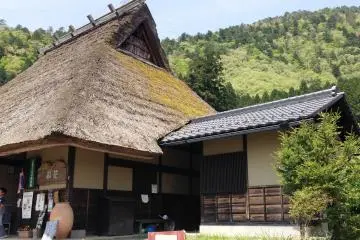 Loin des lignes ferroviaires et des routes marchandes qui traversent le reste du Japon, il conserve son atmosphère tranquille et, la préservation de maisons en toit de chaume qui constituent dorénavant l'emblème du village, s'ajoute à ses charmes.