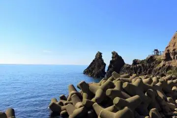 바위에 작은 에비스 신사(오른쪽)
