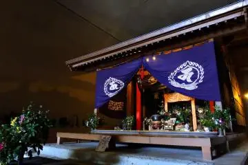 <p>Main altar placed at the end of the cave</p>