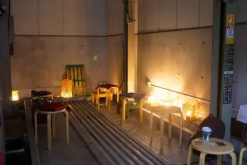 <p>A unique experience of enjoying your cup of coffee while sitting in a garage</p>