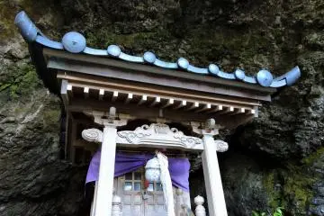 <p>Close-up look at the main altar</p>